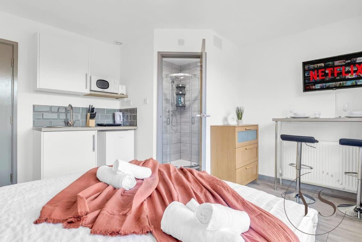 Sienna Longton Studio 2C - Wi-Fi, Alton Towers, Netflix Stoke-on-Trent المظهر الخارجي الصورة