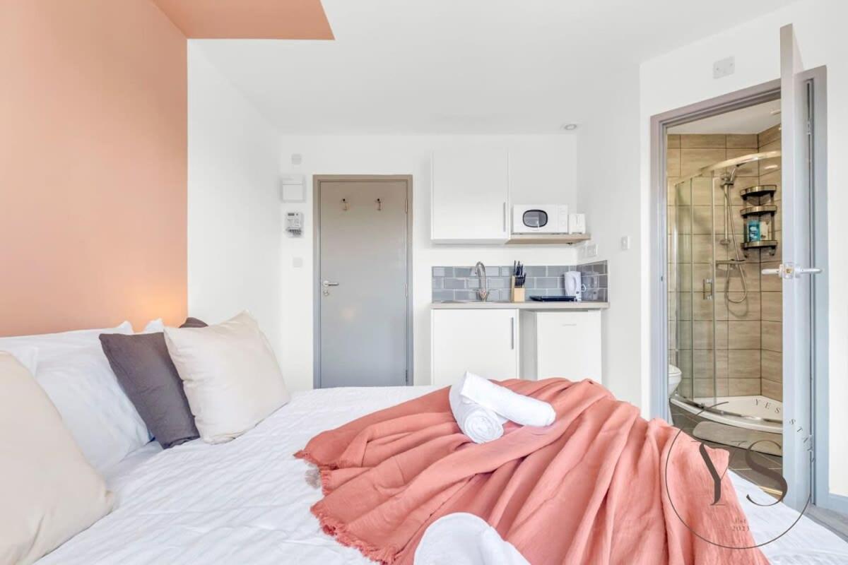 Sienna Longton Studio 2C - Wi-Fi, Alton Towers, Netflix Stoke-on-Trent المظهر الخارجي الصورة
